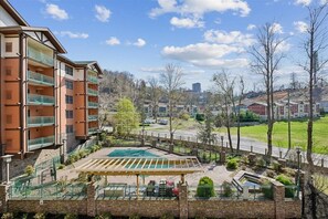Property grounds - 🌲Baskins Creek 206: Cozy Gatlinburg Condo | Balcony & Hot Tub Await🏔️ (Gatlinburg)