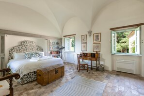 7 bedrooms, iron/ironing board, internet, bed sheets