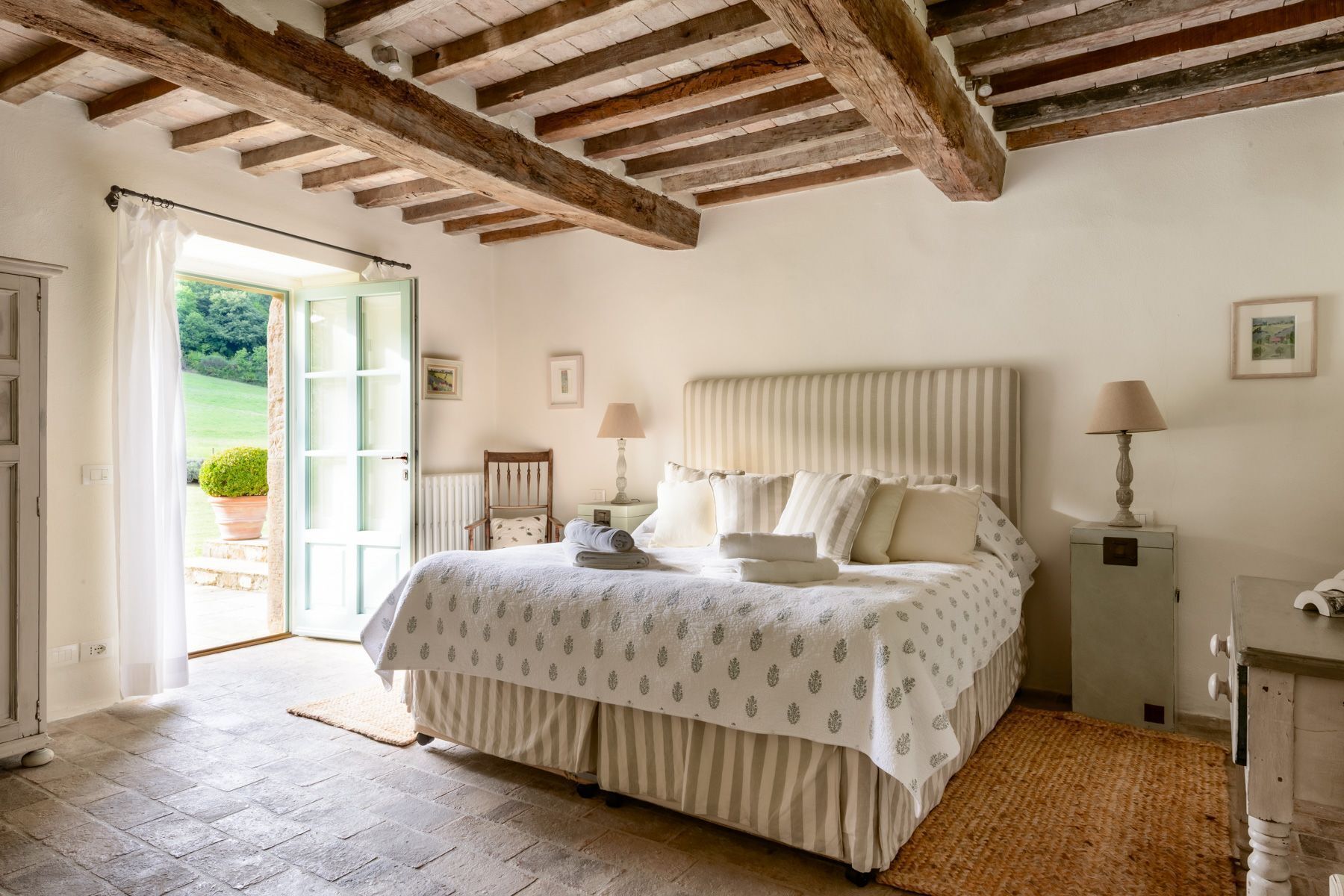 7 bedrooms, iron/ironing board, internet, bed sheets