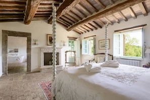 7 bedrooms, iron/ironing board, internet, bed sheets