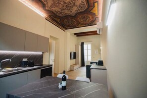 Interior - [Golden Flower] Three Bedroom Apartment with Frescoes+6 Pers+2 Bedroom (Verona)
