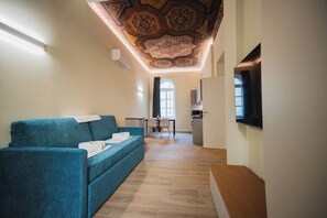 Living area - [Golden Flower] Three Bedroom Apartment with Frescoes+6 Pers+2 Bedroom (Verona)