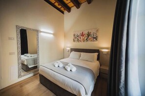 A hotel room with a bed, a large mirror, a painting on the wall, and a window with curtains. - [Fleur d'Or] Three-bedroom apartment with murals + 6 people + 2 bedrooms (Verona)