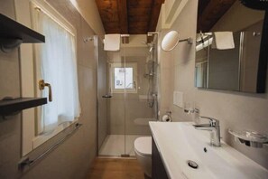 Hair dryer, bidet, towels, soap - [Golden Flower] Three Bedroom Apartment with Frescoes+6 Pers+2 Bedroom (Verona)