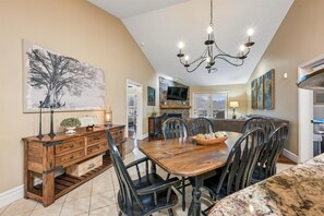 Dining - 🏔️Baskins Creek 403 | Cozy Smoky Mountain Retreat | Walk to Downtown🏔️ (Gatlinburg)