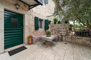 Terrace/patio - Villa Aurora: A Luxurious Stone Retreat in Dalmatia (Slivno)