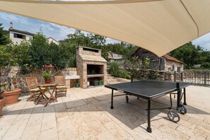 Outdoor dining - Villa Aurora: A Luxurious Stone Retreat in Dalmatia (Slivno)