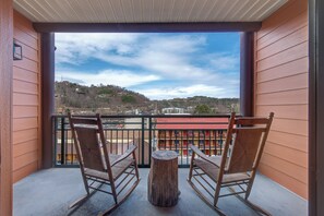 Property grounds - Baskins Creek 301 🏔️ Cozy Condo | Pool, Hot Tub & Gatlinburg Fun ✨ (Gatlinburg)