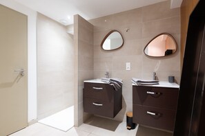 Shower, hair dryer, towels - Architect-Designed 'Atypique' 2-Bedroom Apartment with Shared Garden in Epinal (Épinal)
