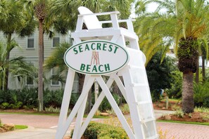 Schild für Strand Seacrest mit einer weißen Sitzgelegenheit.