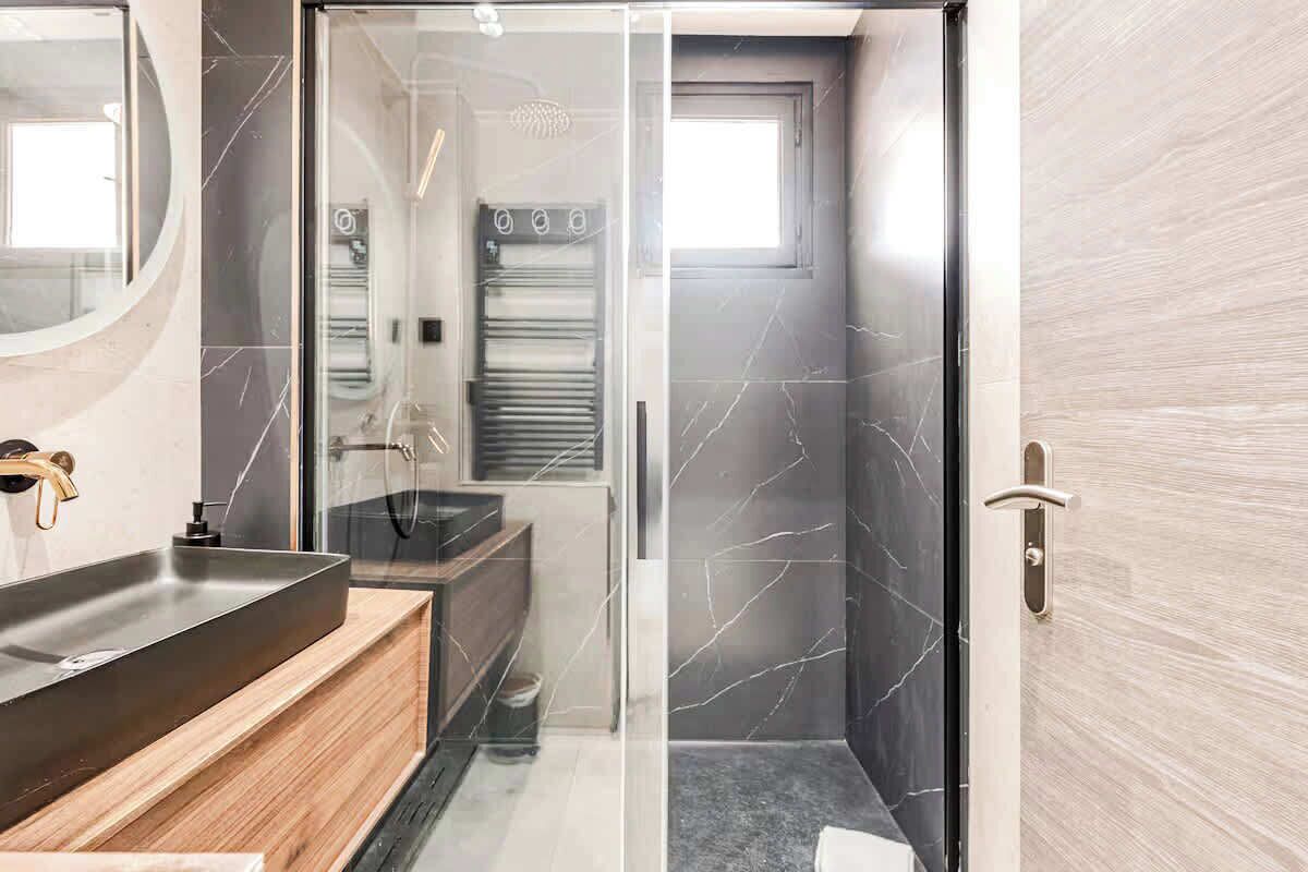 Dusche, Haartrockner, Handtücher, Shampoo