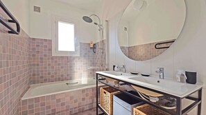 Douche, sèche-cheveux, serviettes fournies, shampoing