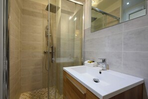 Shower, hair dryer, towels, shampoo - Le Smolett - Spacieux T3 proche gare & mer (Nice)