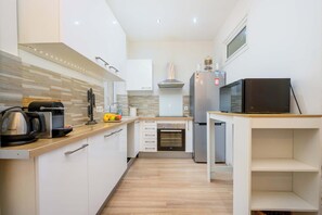 Fridge, microwave, oven, coffee/tea maker - Le Smolett - Spacieux T3 proche gare & mer (Nice)
