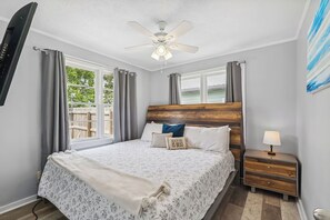 Room - Walk to Beach-Backyard with Games-The Blue Marlin (Panama City Beach)