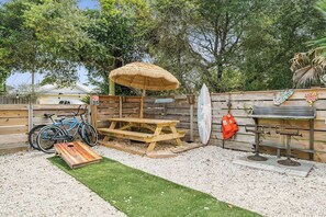 Outdoor dining - Walk to Beach-Backyard with Games-The Blue Marlin (Panama City Beach)