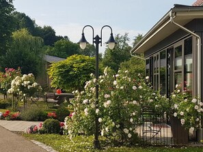 Deluxe Double Room, Balcony, Garden View | Terrace/patio - Landgut Apfelrose (Friedrichshafen)