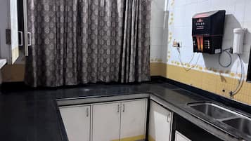Deluxe Room, Multiple Bedrooms, Smoking, Housekeeping | Private kitchen