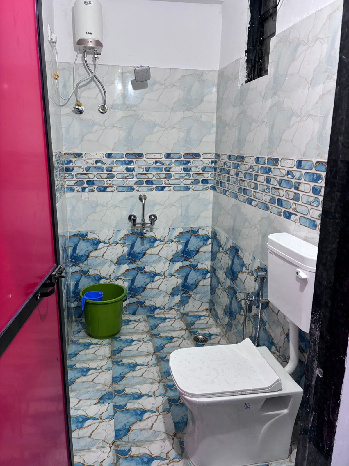 Comfort Double Room | Bathroom | Free toiletries, towels, soap, shampoo