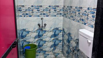 Comfort Double Room | Bathroom | Free toiletries, towels, soap, shampoo