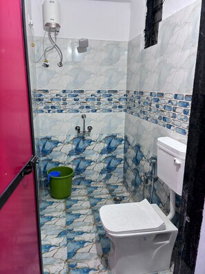 Comfort-Doppelzimmer | Badezimmer | Kostenlose Toilettenartikel, Handtücher, Seife, Shampoo