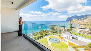 A balcony with a view of the sea and a landscaped area. - Acqua Gem by Homie in Funchal (Funchal)