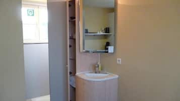 Standard Double Room, Garden View | Bathroom