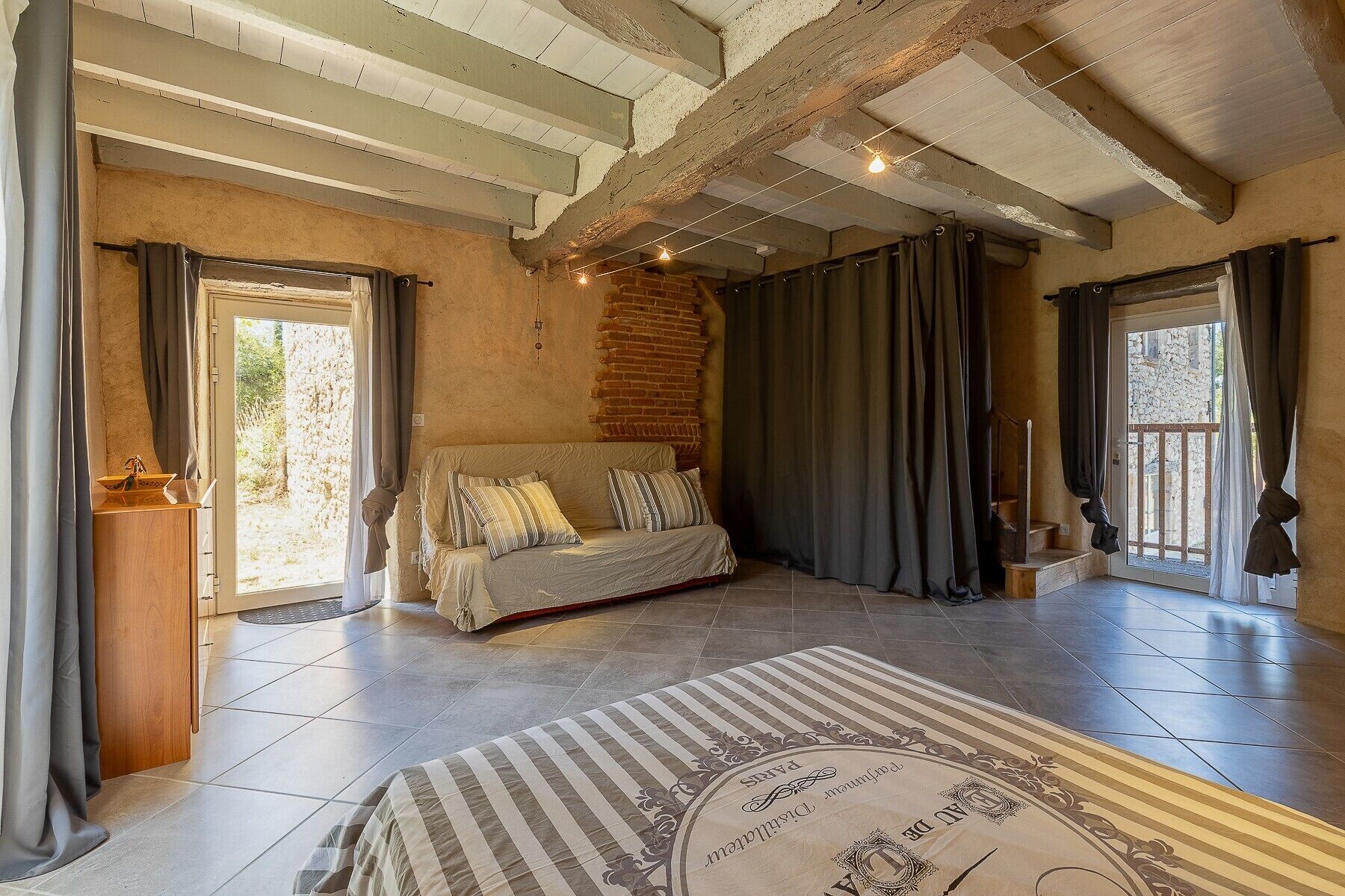 5 bedrooms, iron/ironing board, WiFi, bed sheets