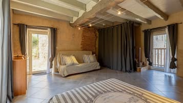 5 bedrooms, iron/ironing board, WiFi, bed sheets