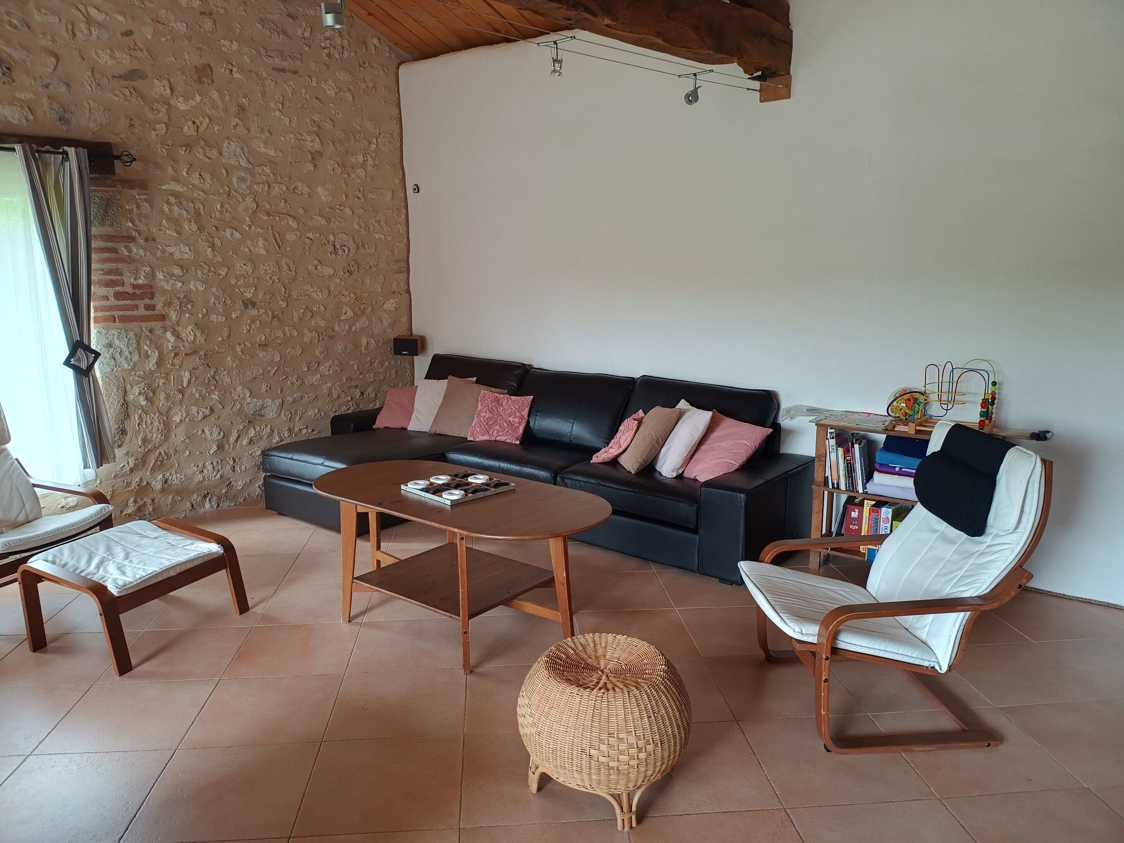 Televisión, chimenea, reproductor de DVD y estéreo 
