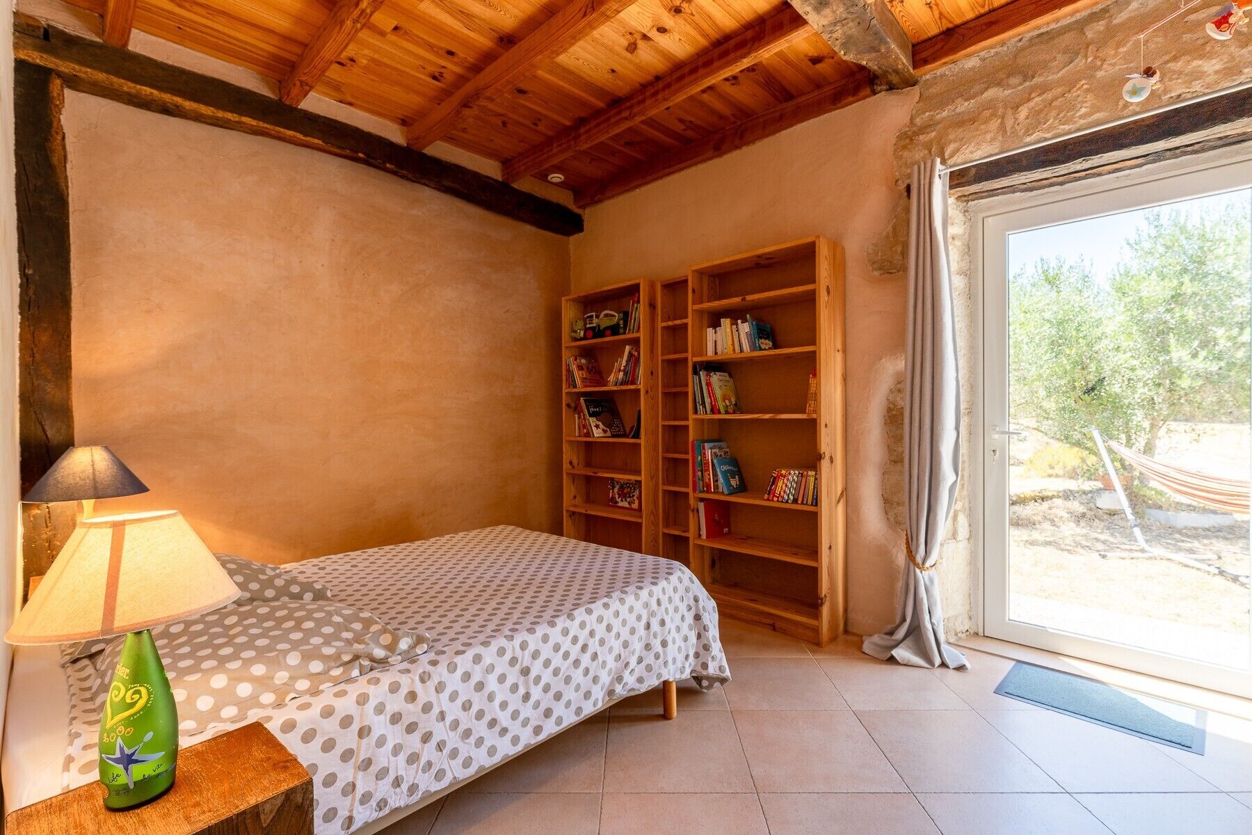 5 bedrooms, iron/ironing board, WiFi, bed sheets