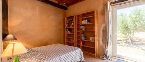 5 bedrooms, iron/ironing board, WiFi, bed sheets