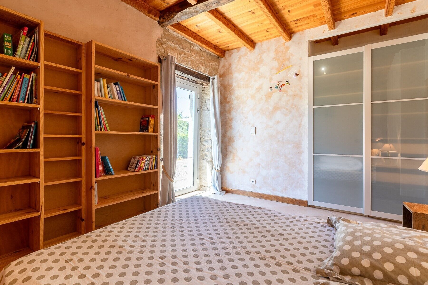 5 bedrooms, iron/ironing board, WiFi, bed sheets