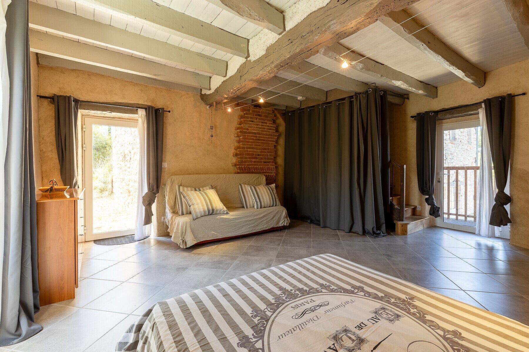 5 chambres, fer et planche à repasser, Wi-Fi, draps fournis