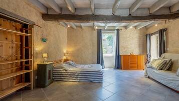 5 chambres, fer et planche à repasser, Wi-Fi, draps fournis