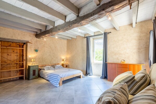 5 bedrooms, iron/ironing board, WiFi, bed sheets