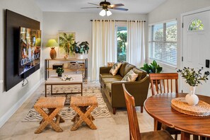Smart TV - Vibrant Cuban Style 3BR with AC near Beach & Downtown (Fort Myers)