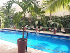 Una piscina al aire libre