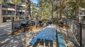 Outdoor dining - High Tide - Beachfront Ocean View Retreat (Hilton Head Island)