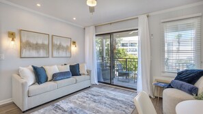 Living area - High Tide - Beachfront Ocean View Retreat (Hilton Head Island)