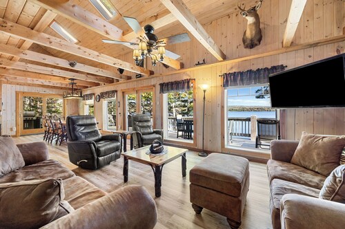 Fall Foliage Lodge near Schoodic Scenic Byway & Acadia National Park w/ kayaks