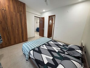 1 bedroom, iron/ironing board, free WiFi, bed sheets - Super deluxe room in 4BHK Apartment with ensuite Couple Friendly (Bengaluru)