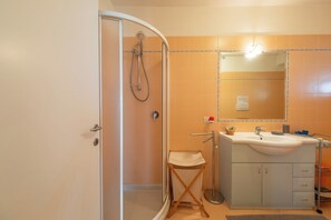 Shower, bidet, towels - La Terrazza sul Lago (Tavernola Bergamasca)