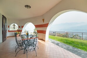 Outdoor dining - La Terrazza sul Lago (Tavernola Bergamasca)