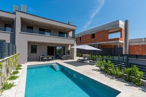 A heated pool - Villa Luka with a private heated pool, BBQ and pet-friendly accommodation for 6 people near Poreč (Vabriga)
