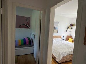 2 sovrum, skrivbord, strykjärn/strykbräda och resesäng