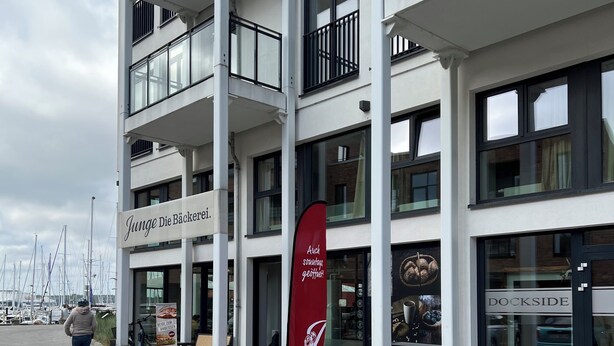Un immeuble à plusieurs étages sur lequel on peut lire l’inscription : « Junge Die Bäckerlei ».