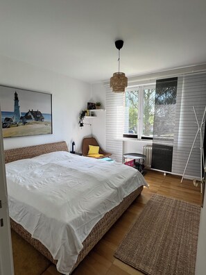 2 habitaciones, escritorio y tabla de planchar con plancha 