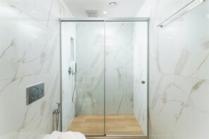 Een douche, een haardroger, handdoeken, zeep