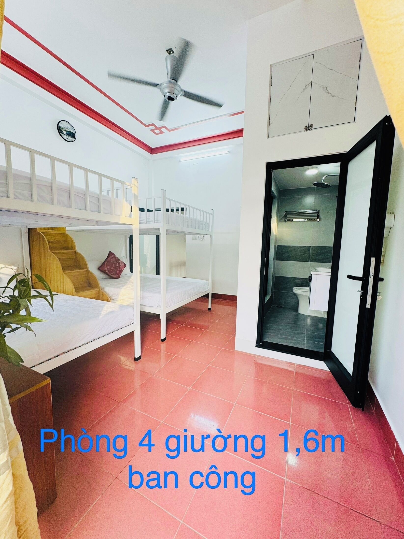 Felles sovesal, balkong, hageutsikt